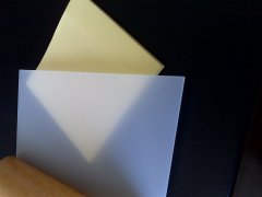 其重量约是同等厚度玻璃的一半重