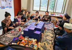 缠绕丝线后采用缠线、钉线等技法绣制