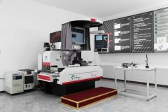 却透着无比的自豪：“我们打破了日本光学曲线