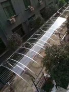 采用PC耐力板（聚碳酸酯板）与铝合金框架的组合