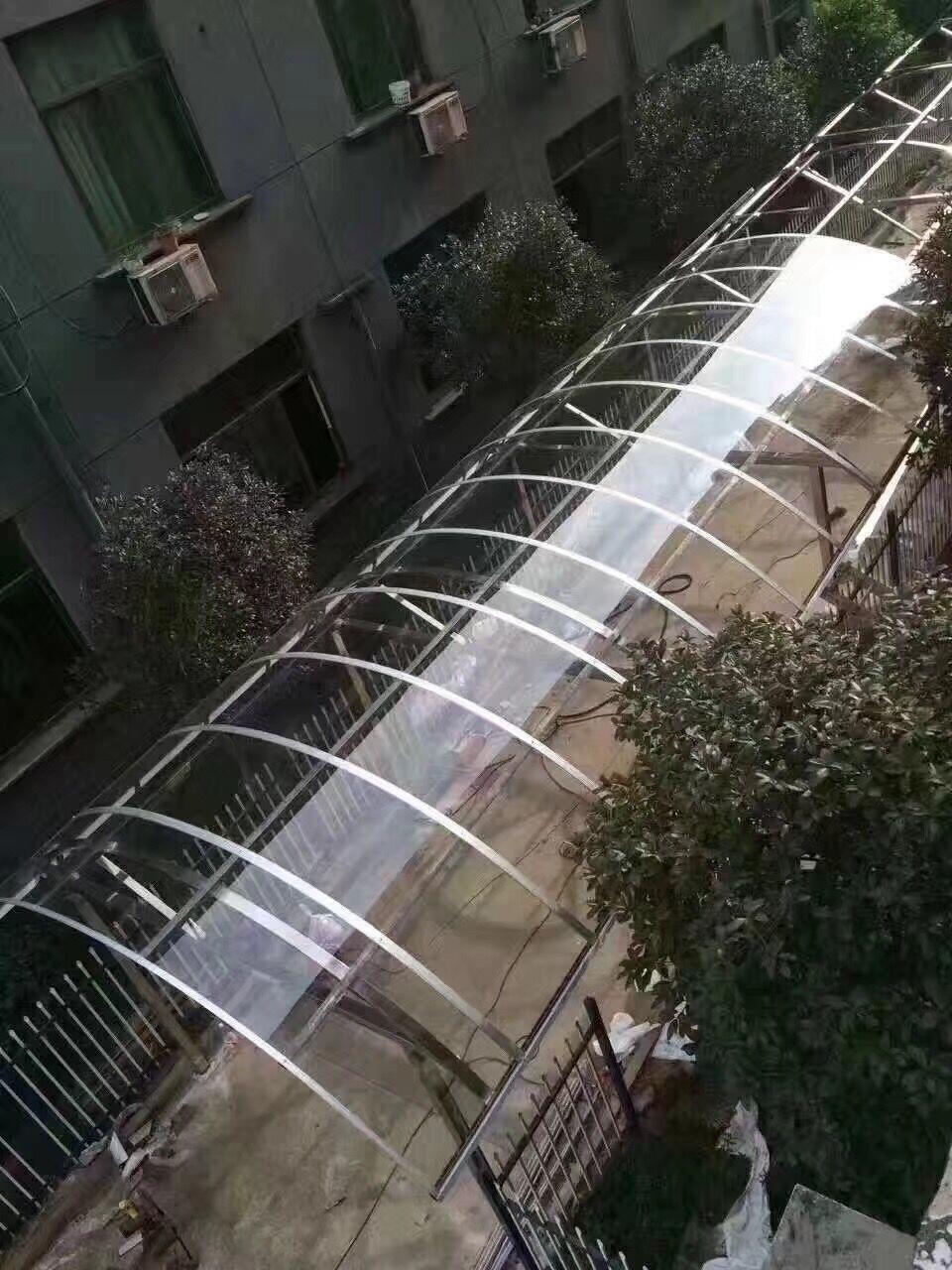 采用PC耐力板（聚碳酸酯板）与铝合金框架的组合