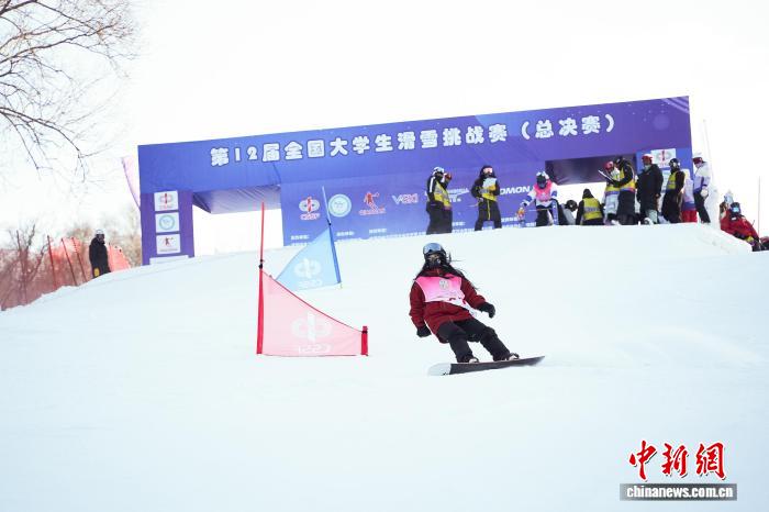吉林松花湖滑雪场举办的全国大学生滑雪挑战赛