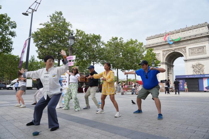 巴黎凯旋门前的八段锦卡牌体验：以中国传统体