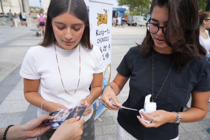 巴黎凯旋门前的八段锦卡牌体验：以中国传统体