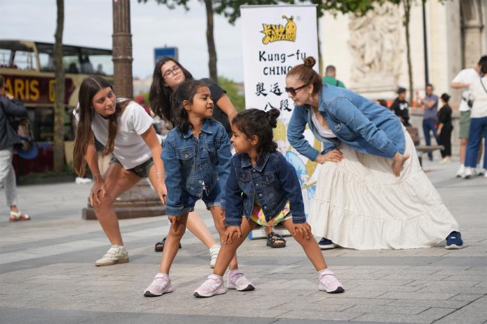 巴黎凯旋门前的八段锦卡牌体验：以中国传统体