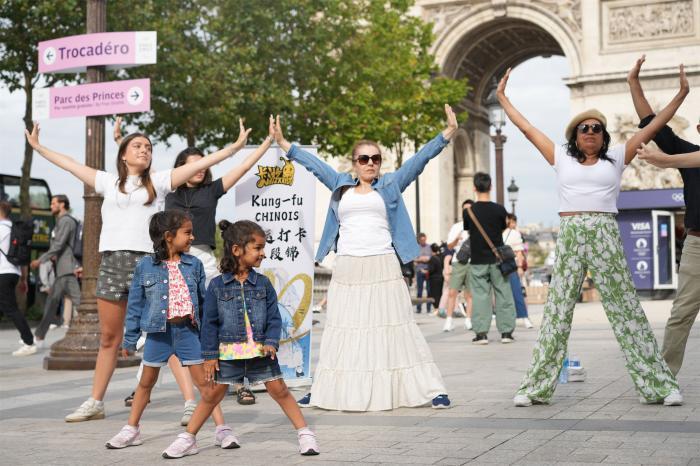 巴黎凯旋门前的八段锦卡牌体验：以中国传统体