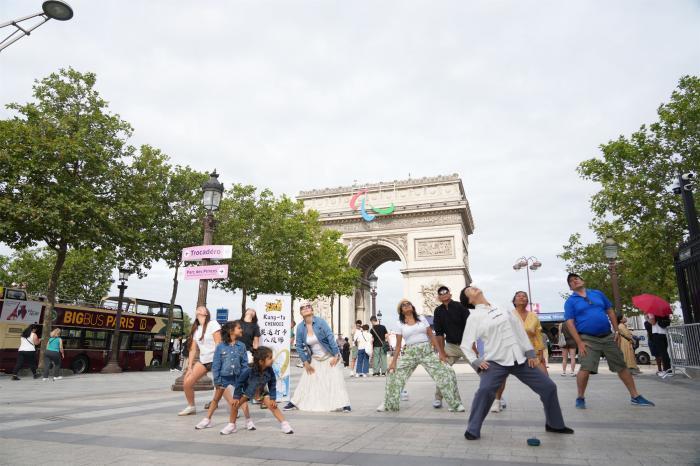 巴黎凯旋门前的八段锦卡牌体验：以中国传统体