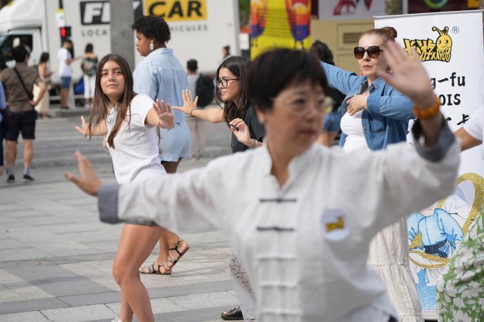 巴黎凯旋门前的八段锦卡牌体验：以中国传统体