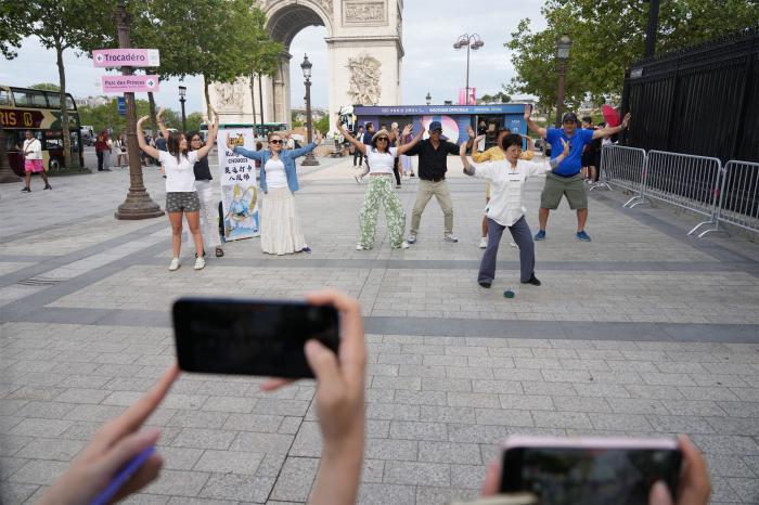 巴黎凯旋门前的八段锦卡牌体验：以中国传统体