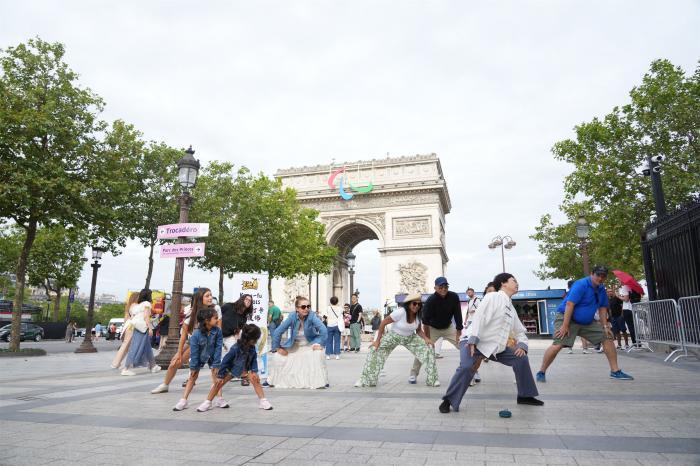 巴黎凯旋门前的八段锦卡牌体验：以中国传统体