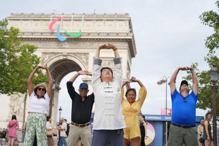 巴黎凯旋门前的八段锦卡牌体验：以中国传统体