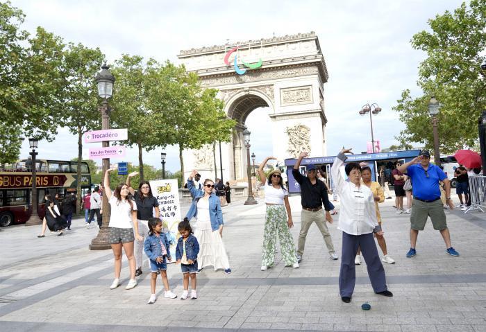 巴黎凯旋门前的八段锦卡牌体验：以中国传统体