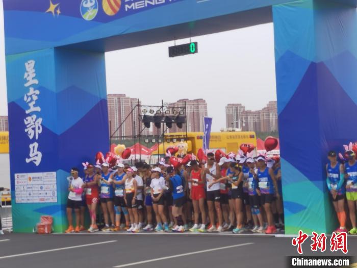 近两万三千名跑者在鄂尔多斯夜幕之下奔跑，星