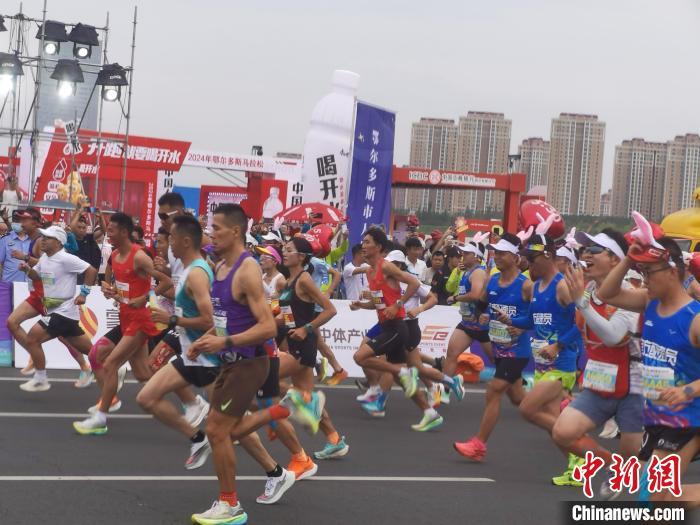 近两万三千名跑者在鄂尔多斯夜幕之下奔跑，星