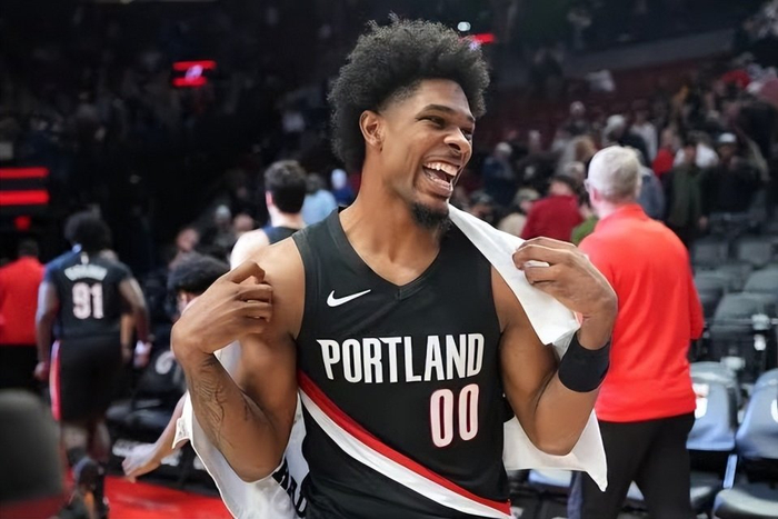 亨德森31分率队险胜马刺 文班伤退致马刺陷绝境