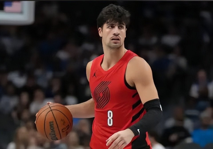 亨德森31分率队险胜马刺 文班伤退致马刺陷绝境