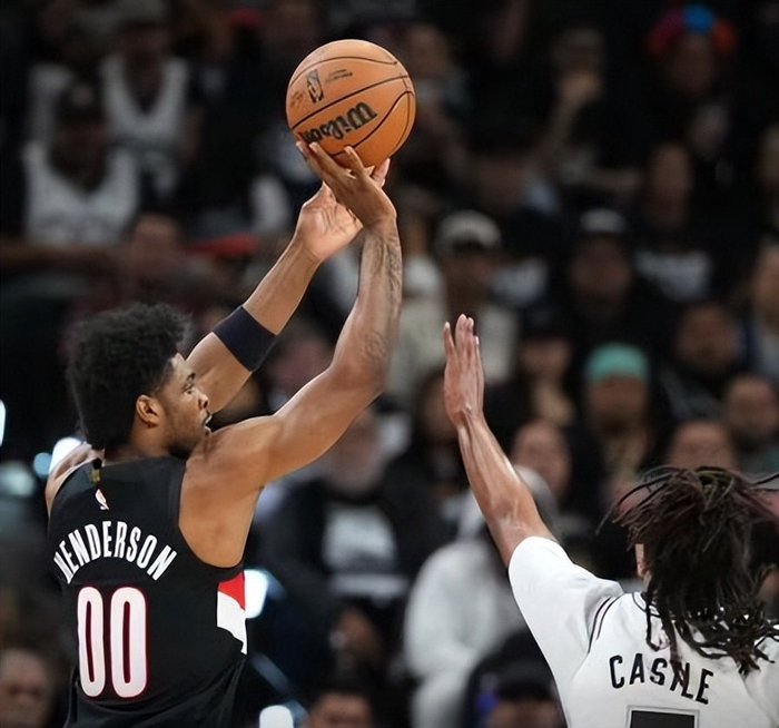 亨德森31分率队险胜马刺 文班伤退致马刺陷绝境